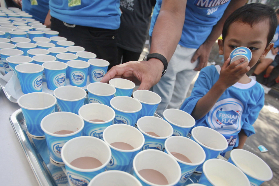 A child drinks milk at the World's Milk Day event held by Frisian Flag Indonesia in 2015. (Antara Photo/Andreas Fitri Amoko)