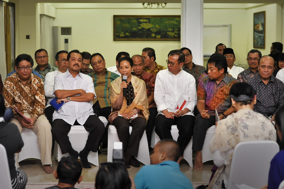 State-Owned Enterprises Minister Rini Soemarno, center, is accompanied by directors from state firms at a breaking of the fast gathering with reporters. (Antara Photo/Yudhi Mahatma)