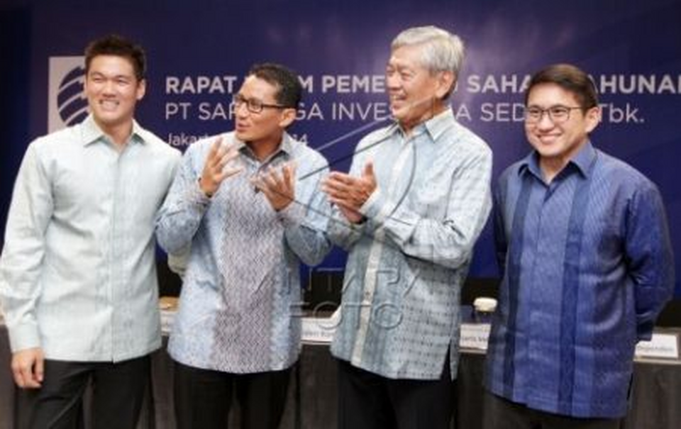 In file photo from last year, the president director of Saratoga Investama Sedaya Sandiaga Uno, second from left, posed with Michael Soeryadjaya, left, director of business development Edwin Soeryadjaya, second from right, and chief financial officer Jerry Ngo, in an annual general meetings of shareholders in Jakarta in 2014. (Antara Photo/Kurnia)