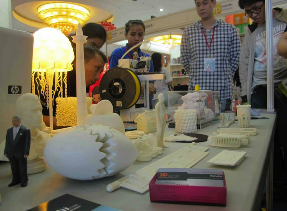 Creative industry lovers check out a booth at Popcon Asia 2014. (Photo courtesy of Popcon Asia)