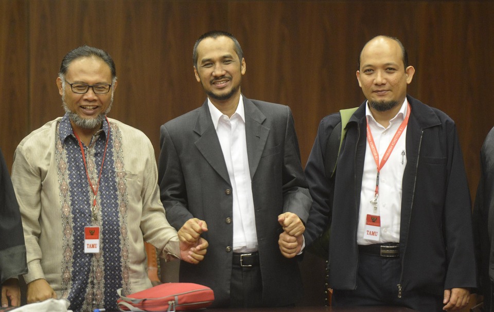 The Attorney General's Office has officially dropped its case against former KPK officials Bambang Widjojanto, left, and Abraham Samad, center. (Antara Photo/Wahyu Putro A.)