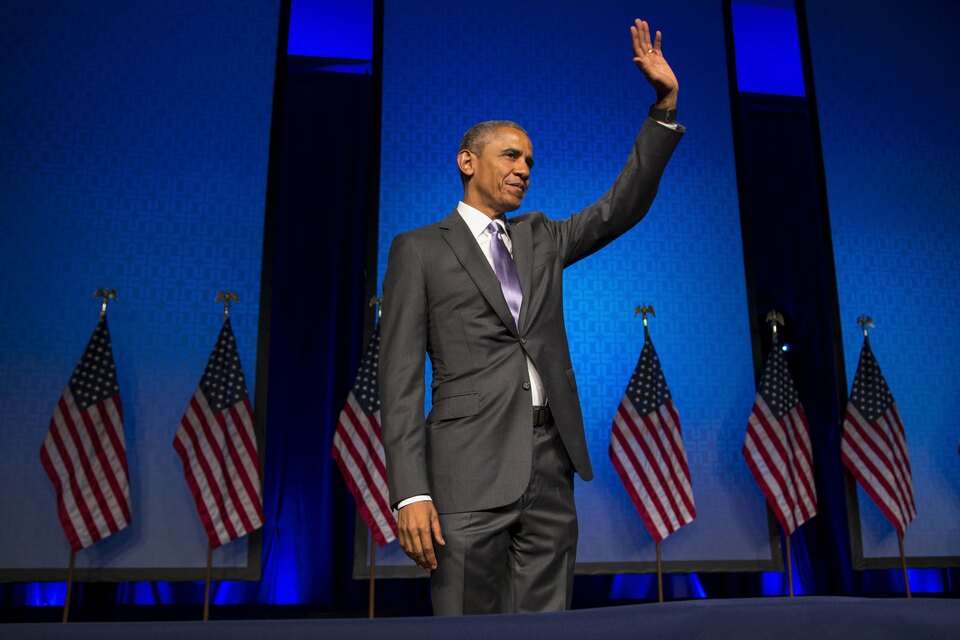 US President Barack Obama waves to the audience after his remarks at the Catholic Health Association conference in Washington June 9, 2015. (Reuters Photo/Jonathan Ernst)
