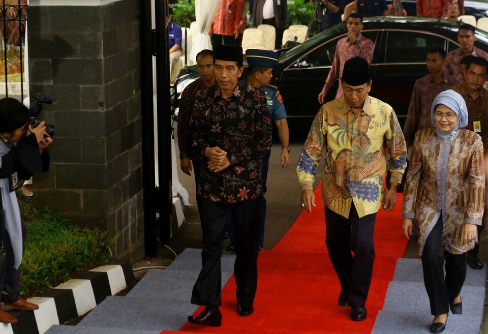 There has been some criticism of President Joko Widodo's, left, inability to push through big Infrastructure programs since he took office last year. (SP Photo/Joanito De Saojoao)
