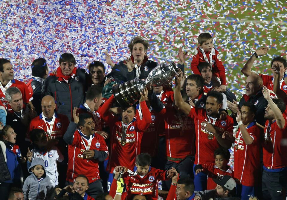 Chile players celebrate with the Copa America trophy after they defeated Argentina in their Copa America 2015 final soccer match at the National Stadium in Santiago, Chile, July 4, 2015.  (Reuters Photo/Ueslei Marcelino)
