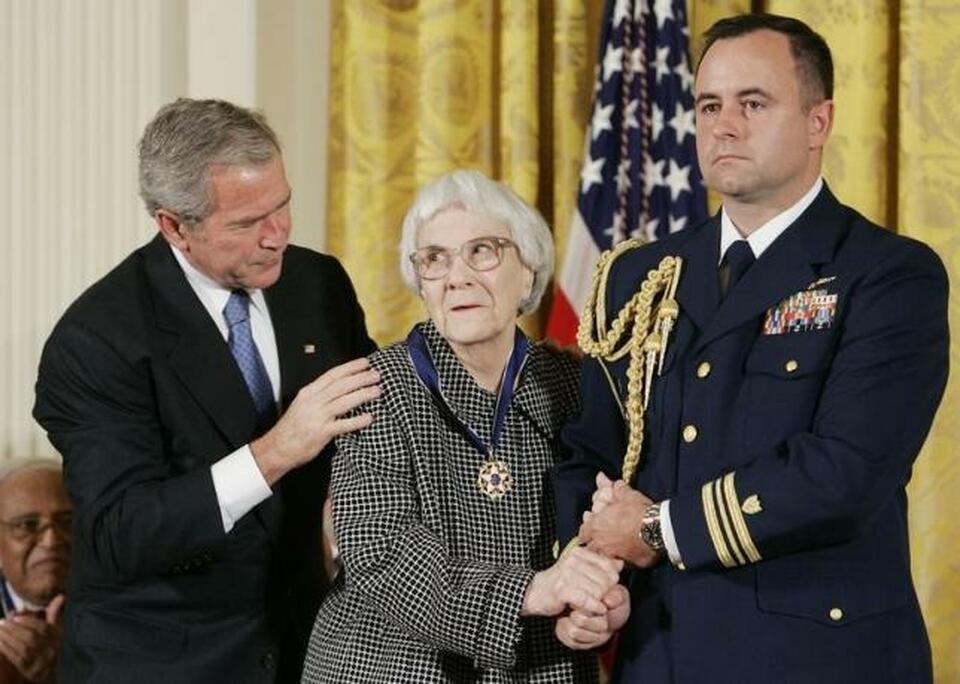 Former US President George W. Bush, left, awards the Presidential Medal of Freedom to American novelist Harper Lee, center, in the East Room of the White House, Nov 5, 2007. (Reuters Photo/Larry Downing)