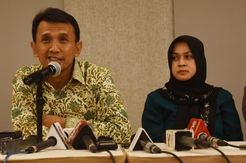 North Sumatra Governor Gatot Pujo Nugroho, left, and wife Evi Susanti, right, address the media after KPK interrogation in Jakarta on Tuesday. (Antara Foto/Akbar Nugroho Gumay)