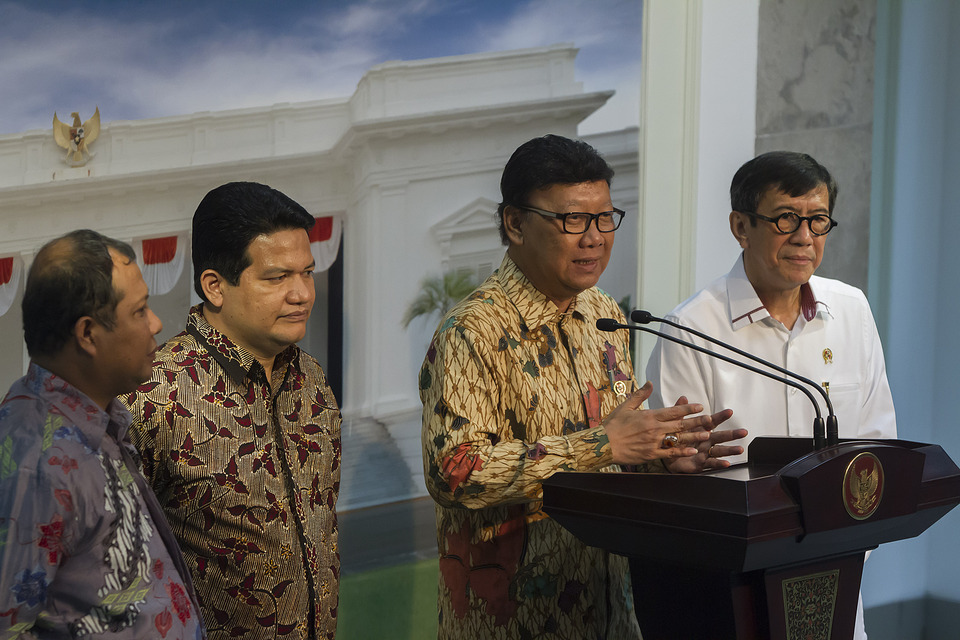 Home Affairs Minister Tjahjo Kumolo speaks, accompanied by Justice and Human Rights Minister Yasonna Laoly, right, Elections Supervisory Body (Bawaslu) official Nasrullah, far left, and Husni Kamil Manik, the chairman of the General Elections Commission (KPU). (Antara Photo/Widodo S. Jusuf)