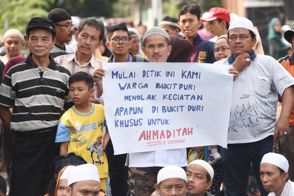 The smartphone application known as 'Smart Pakem,' features a list of groups, including Ahmadiyya, as well as Gafatar, which the Indonesian Ulema Council (MUI) considers a deviant sect. (Antara Photo/Akbar Nugroho Gumay)