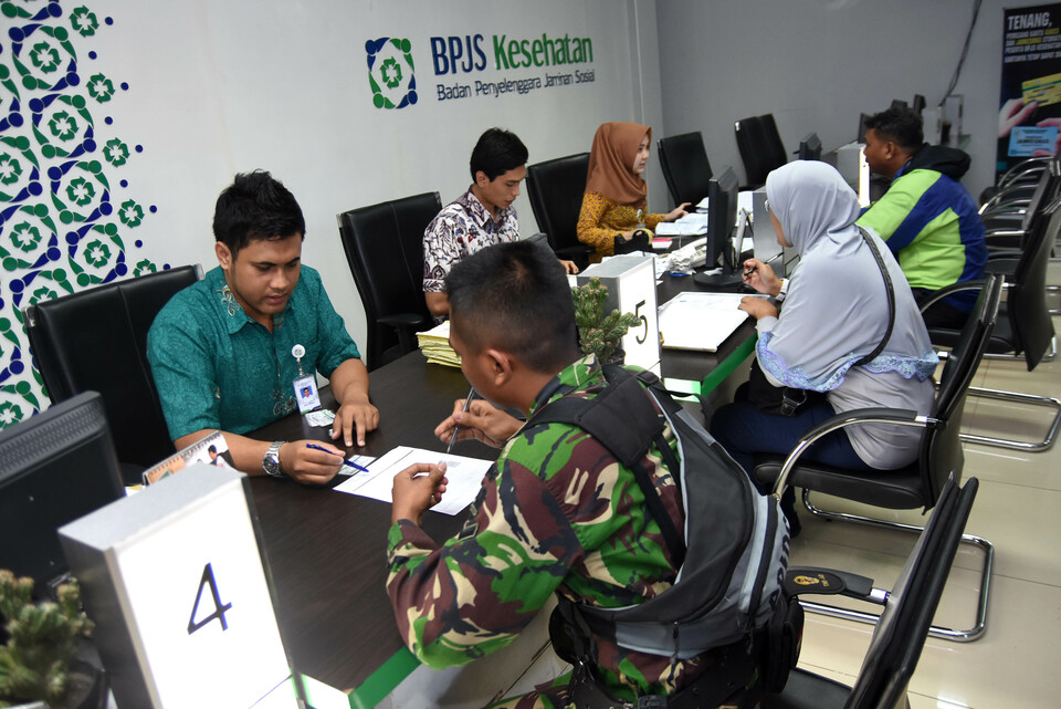 The Indonesian government will increase the premiums for professionals and non-employees participating in the BPJS Kesehatan state health-care program in April, to cover rising costs. (Antara Foto/M. Risyal Hidayat)
