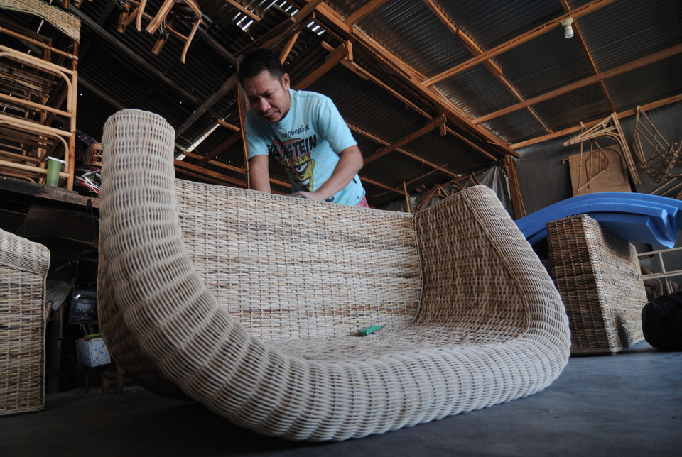 Rattan, a material vital to the Indonesia's furniture and and crafts industry, has seen a steady decline in quality in recent years, undermining local furniture producers ability to keep pace with foreign competitors. (Antara Photo/Basri Marzuki)
