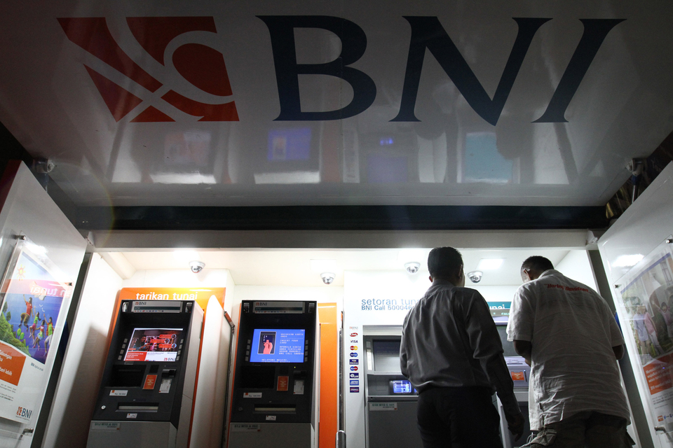 Customers withdraw money from a BNI mobile ATM. (ID Photo/David Gita Roza)