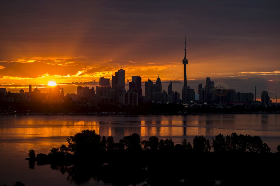 The sun rises over the skyline in Toronto, August 4, 2015. (Reuters Photo/Mark Blinch)       