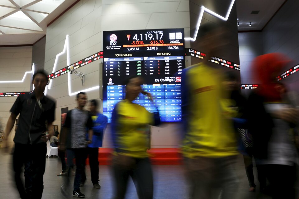  Indonesia's benchmark stock index dropped slightly on Wednesday (17/05) amid negative sentiment following the government's new regulation giving more power to tax authorities in accessing taxpayers' accounts. (Reuters Photo/Beawiharta)