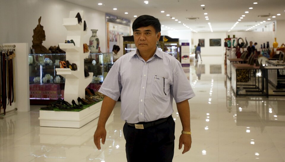 Businessman Nguyen Huu Duong walks inside a store in his building in Hanoi, Vietnam June 29, 2015. (Reuters Photo/Kham)