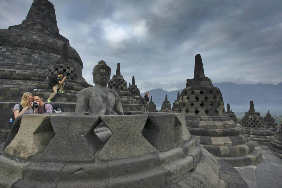 Foreign tourists visit Borobudur Temple in Magelang, Central Java, in this 2015 file photo. (Antara Photo/Andreas Fitri Atmoko)
