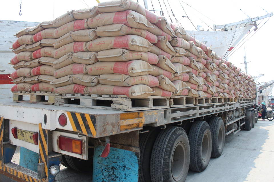 Holcim Indonesia, the local unit of the Swiss cement maker, booked a 73.46 percent decline in profit last year on the back of low cement demand and rising costs, the company said in a statement on Wednesday (16/03). (JG Photo/ Lidya Caroline)