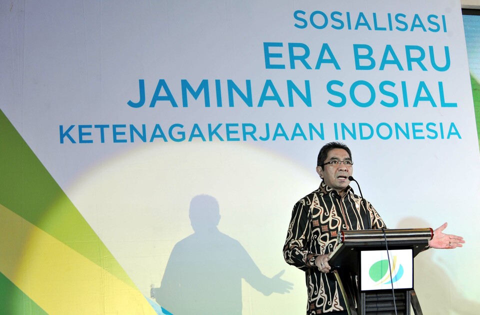 Elvyn Masassya, president director of the Social Security Administration Body for Employment, or BPJS Ketenagakerjaan, speaks at a discussion in Surabaya to explain new benefits for its customers. (GA Photo/Defrizal)