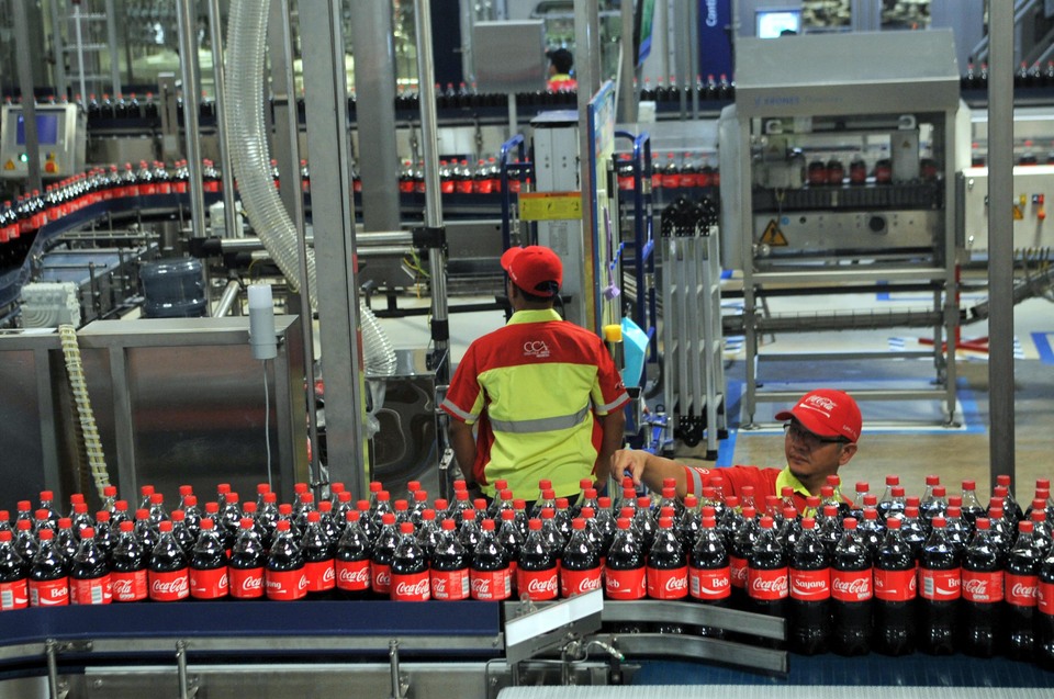 Food and beverage industry associations urge the Indonesian government to cancel the planned excise tax on sweetened beverages as it will hit the industry and cost massive layoffs, a representative of the associations said. (GA Photo/Defrizal)