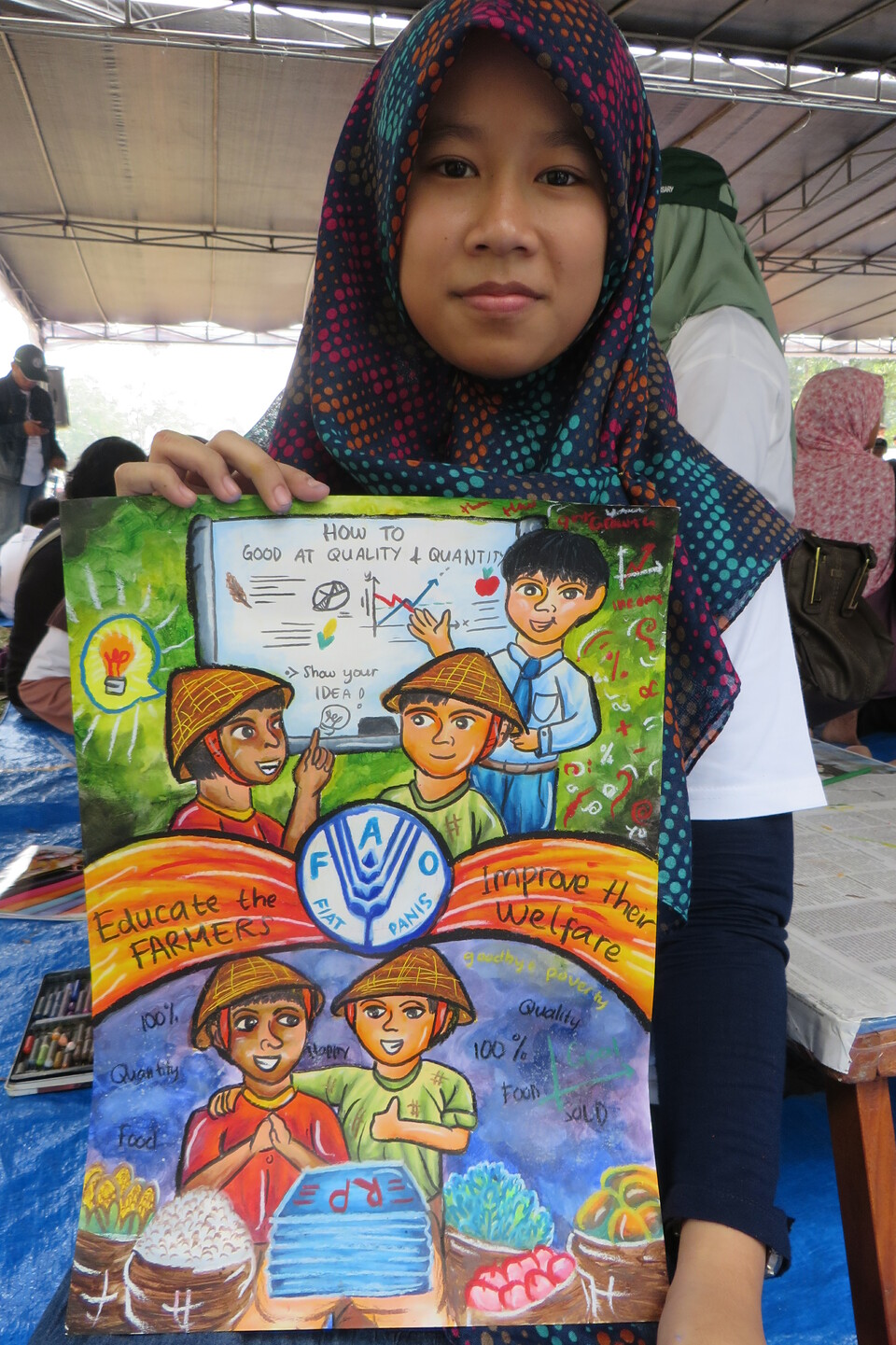Alifia Zahratul Ilmi, a 14-year-old junior high school in Bogor, on Saturday partakes in a poster competition organized by the Food and Agriculture Organizations of the United Nations celebrating this year's World Food Day. (JG Photos/Basten Gokkon)