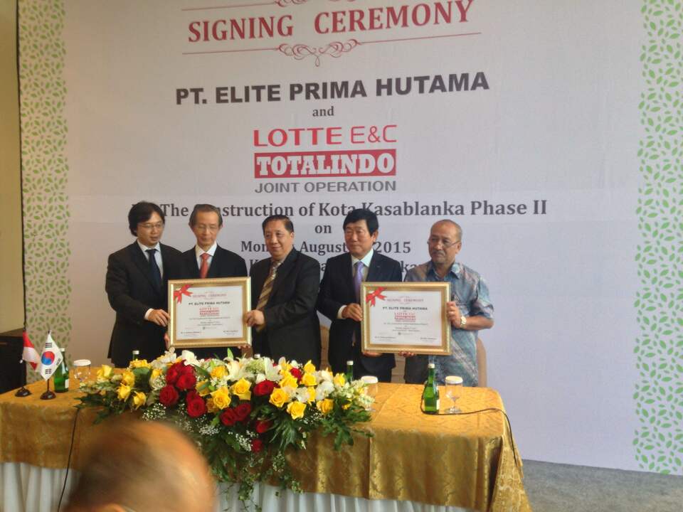Executives at Lotte Engineering & Construction, Totalindo Eka Persada and Pakuwon Group were posing at the signing ceremony on Monday (Aug. 3) over the letter of acceptance to build the second phase of Casa Grande apartments. (Photo courtesy of Pakuwon Group)