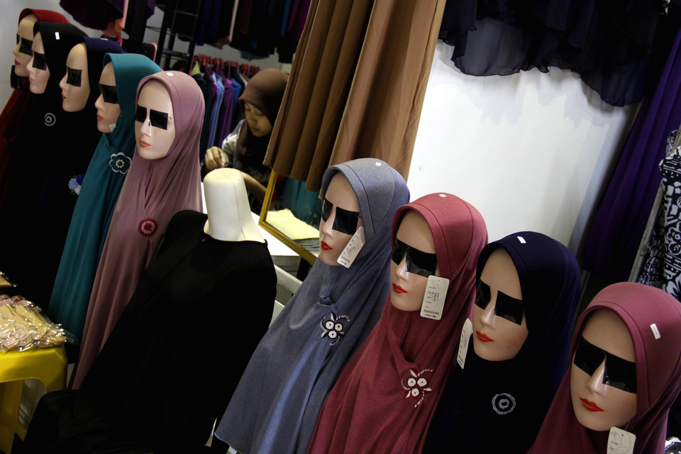 Indonesia's most common type of jilbab on display at a clothing exhibition in Makassar, South Sulawesi. (Antara Photo/Abriawan Abhe)