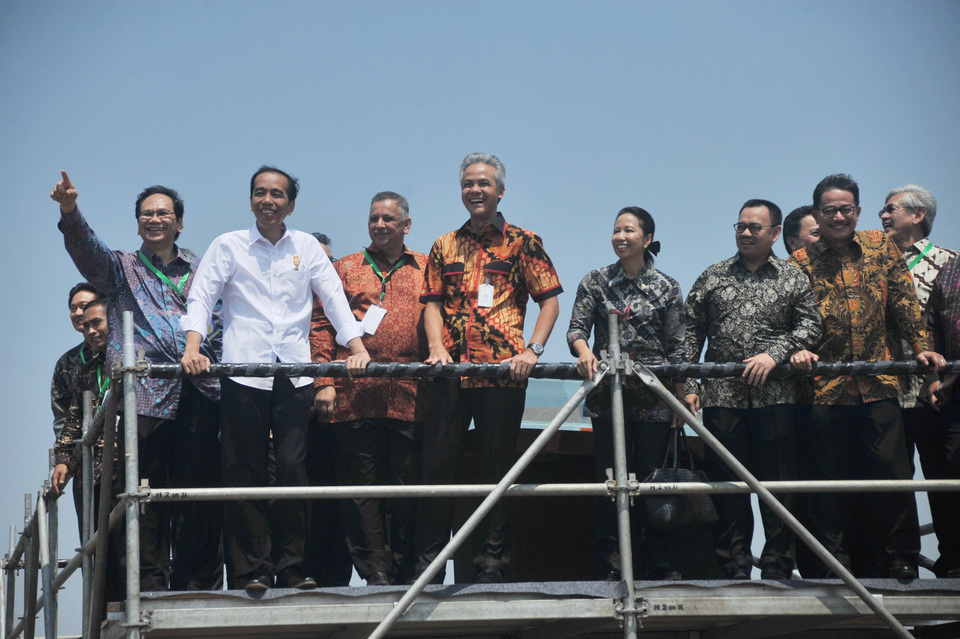 President Joko Widodo, second from left, was present at the start of construction of the 2,000 megawatt power plant in Batang, Central Java. (Antara Photo/Pradita Utama)