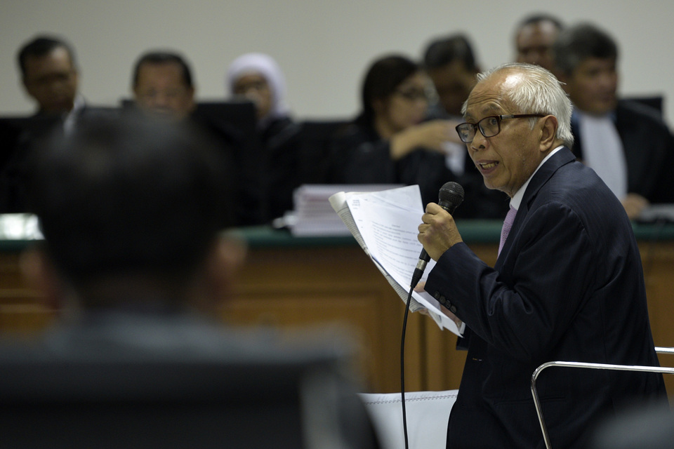 Lawyer O.C. Kaligis defends himself in court. (Antara Photo/Sigid Kurniawan)