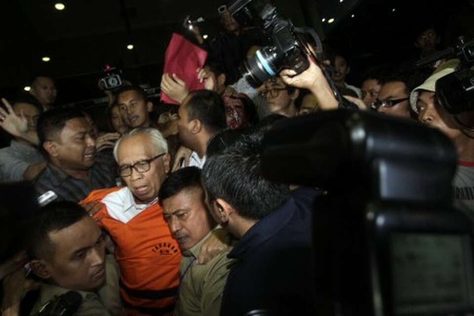 Lawyer and graft suspect O.C. Kaligis, wearing the orange vest, is on trial for bribing judges hearing a case that one of his subordinates was working on. (Antara Photo/Vitalis Yogi Trisna)