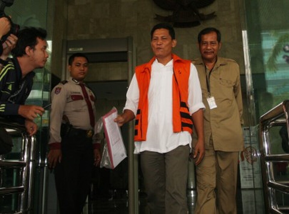 Musi Banyuasin district councilor and graft suspect Bambang Karyanto is escorted out of the Corruption Eradication Commission (KPK) headquarters.