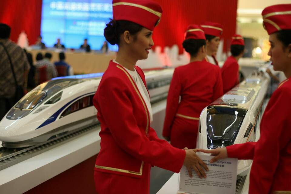 Models pose beside the mock up of trains during China High Speed Railway on Fast Track Exhibition at Senayan City, Jakarta August 15, 2015. (JG Photo/Afriadi Hikmal)