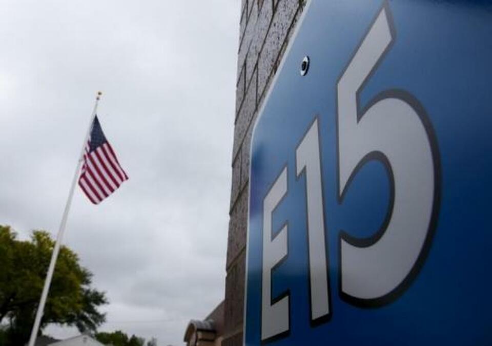 A sign advertising E15, a gasoline with 15 percent of ethanol, is seen at a gas station in Clive, Iowa, United States, on May 17, 2015.  (Reuters Photo/Jim Young)