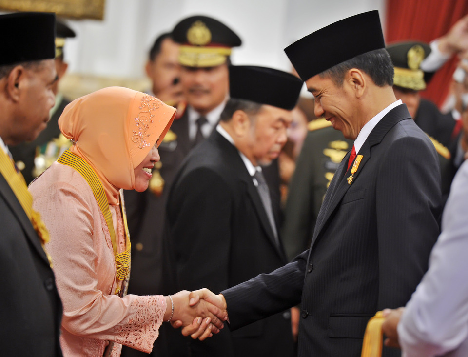 Surabaya Mayor Tri Rismaharini shaking hands with President Joko Widodo. (Antara Photo/Yudhi Mahatma)