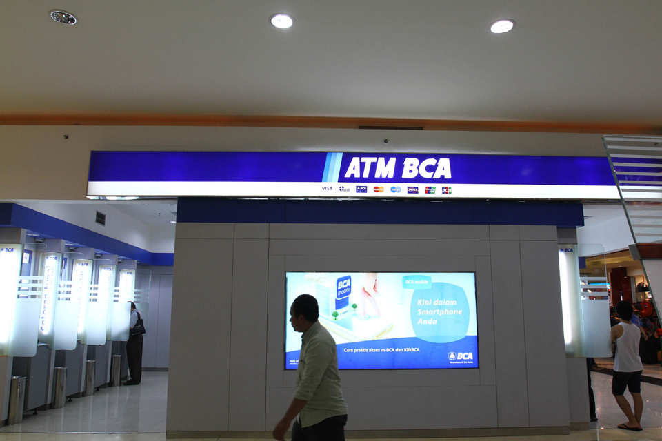Bank Central Asia dropped its plan to impose administrative charges on clients who check their account balances too often at automated teller machines, after a review of the bank's financial situation showed that it can still support the cost. (ID Photo/David Gita Roza)