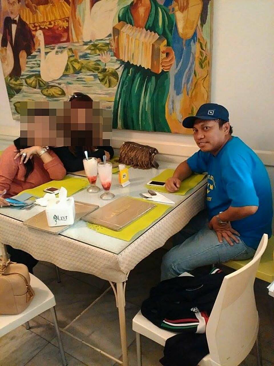Graft convict Gayus Tambunan is back in the limelight after yet another photo of him out on a jaunt surfaced online. (Photo courtesy of Baskoro Endrawan)