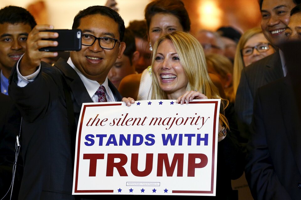 House of Representatives Deputy Speaker Fadli Zon takes a selfie with a supporter of US politician Donald Trump in New York. (Reuters Photo/Lucas Jackson)