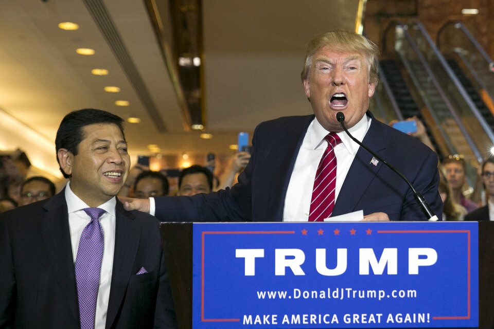US President-elect Donald Trump, right, stands with Setya Novanto, the speaker of Indonesia's House of Representatives, at Trump Tower in New York.  (Reuters Photo/Lucas Jackson)