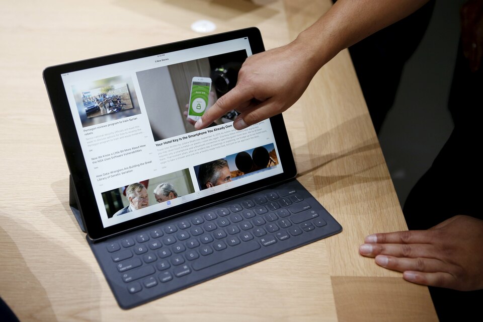 The new Apple iPad Pro and keyboard are displayed during an Apple media event in San Francisco, California, Sept. 9, 2015. (Reuters/Beck Diefenbach)