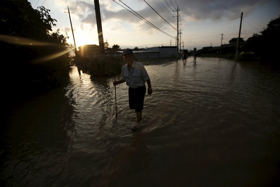 Six of Argentina's main farm provinces were declared flood emergency areas by the government on Friday, making special credit lines and tax breaks available to affected growers in the soy and corn exporting powerhouse. (Reuters Photo/Issei Kato)
