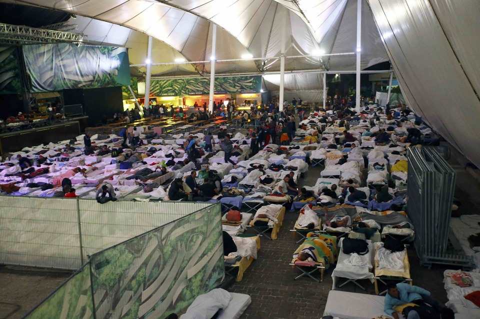Migrants rest on camp beds at an improvised shelter in a concert hall in Wiesen, Austria September 13, 2015. (Reuters Photo/Leonhard Foeger)