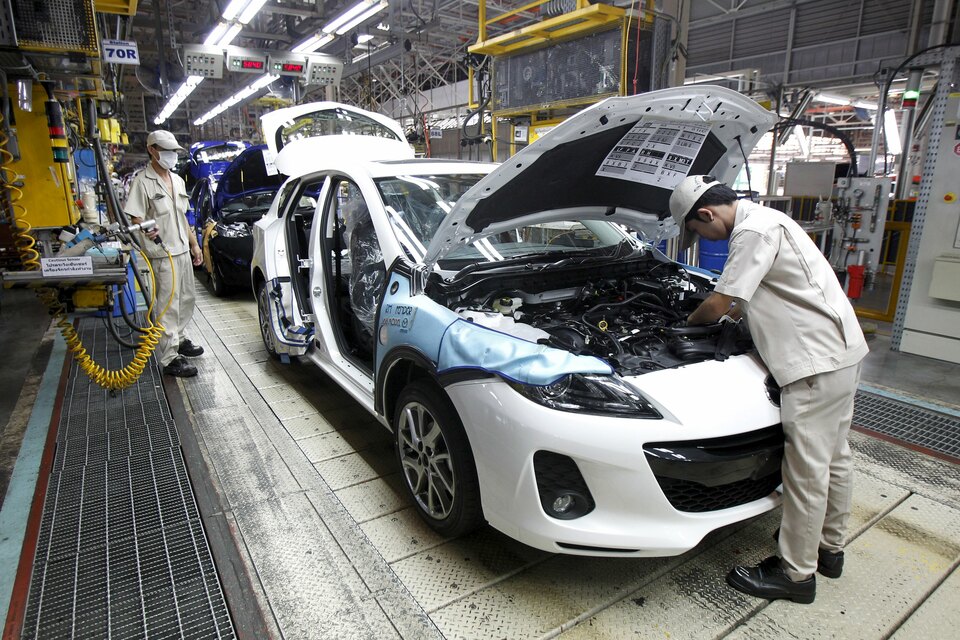 Mazda Motor Corp, the top seller of diesel cars in Japan, said on Tuesday its vehicles do not feature defeat devices — software Volkswagen AG said it used to skirt US emissions tests — and that they complied with regulations in all its markets. (Reuters Photo/Chaiwat Subprasom/Files)