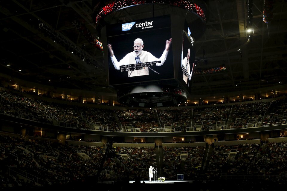 Indian Prime Minister Narendra Modi (C) addresses the crowd during a community reception at SAP Center in San Jose, California September 27, 2015. (Reuters Photo/Stephen Lam)
