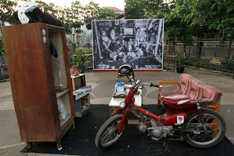“Family Portrait” installation art by Vincent Rumahloine in Bandung. (SP Photo/Adi Marsiela)