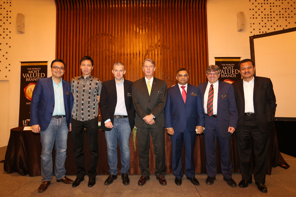 Chairman of the World's Most Valued Brand Indonesia Alistair Speirs, center, and the chief editor of Beritasatu.com Primus Dorimulu, right, after attending a ceremonial event for the World's Most Valued Brands Indonesia. (ID Photo/David Gita Roza)