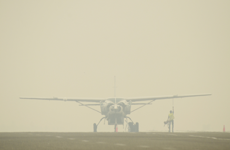 A plane sits on the apron of Jambi’s Sultan Thaha Syaifuddin airport on Thursday. Flights in and out of the airport have been cancelled there as haze from forest fires severely degrades visibility. (Antara Photo/Wahdi Septiawan)
