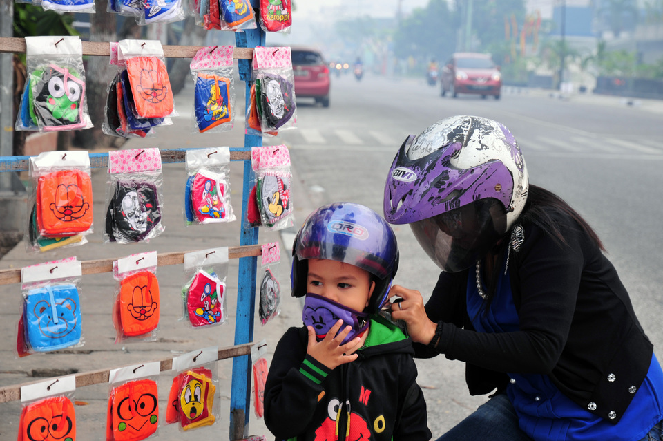 Many people in affected areas are suffering from respiratory tract infections. (Antara Photo/F.B. Anggoro)