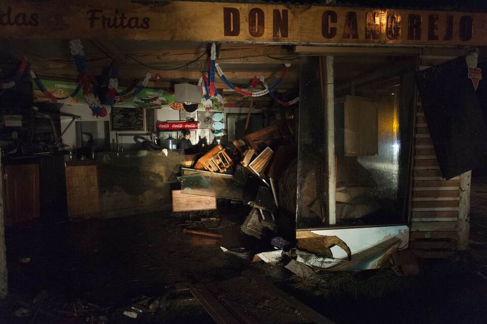 A damaged store is seen after a large earthquake in Concon, some 110 kms northwest of Santiago on September 16, 2015. The 8.3-magnitude earthquake that struck off the coast of Chile has left at least five dead, a million evacuated and one person missing, an official said. (AFP Photo/Vladimir Rodas)