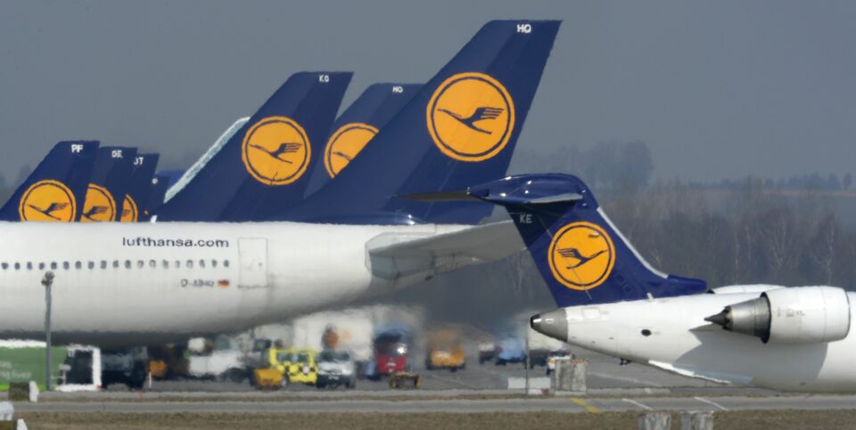 Picture taken on March 19, 2015  shows aircrafts of German airline Lufthansa standing at the tarmac of the Franz-Josef-Strauss-Airport in Munich, southern Germany. (AFP Photo/ Christof Stache)