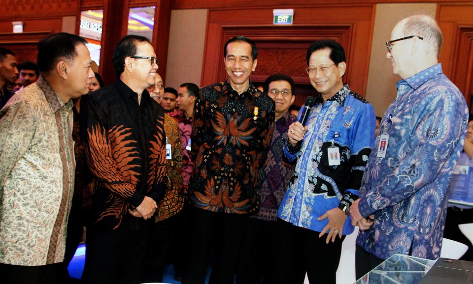 President Joko Widodo, center, appeared at the opening of the Indonesia Banking Expo 2015, or IBEX, at the Jakarta Convention Center. (Antara Photo/Bagus)