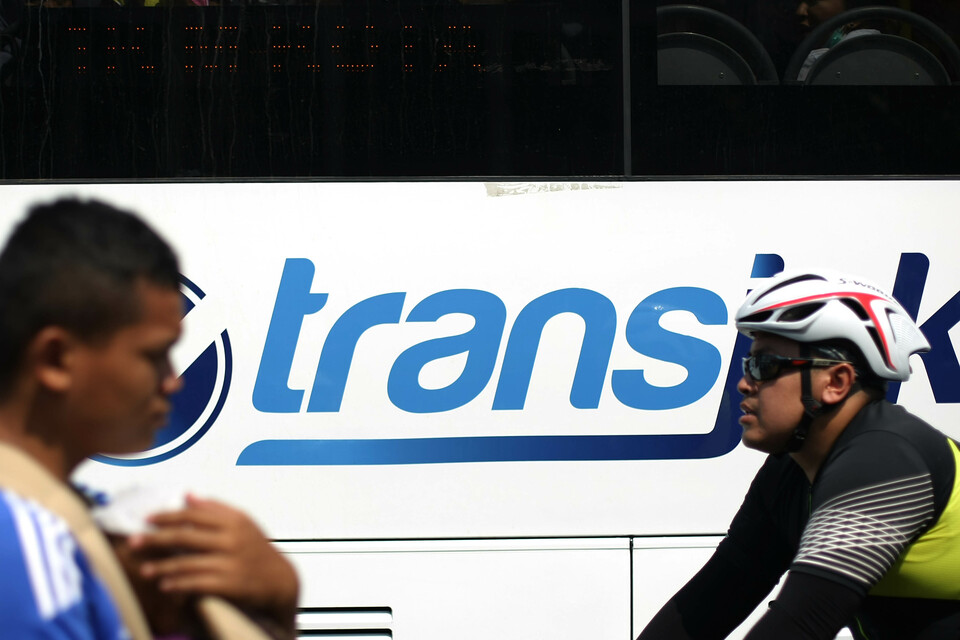 TransJakarta will introduce an administration fee when reloading electronic cards at all TransJakarta bus stops. (JG Photo/Afriadi Hikmal)