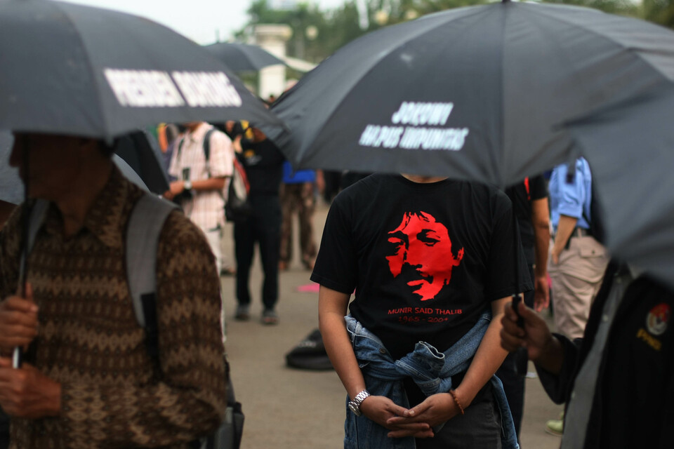 An activist wears a Munir t-shirt during a rally in front of the Merdeka Palace in Jakarta last year. (JG Photo/Afriadi Hikmal)